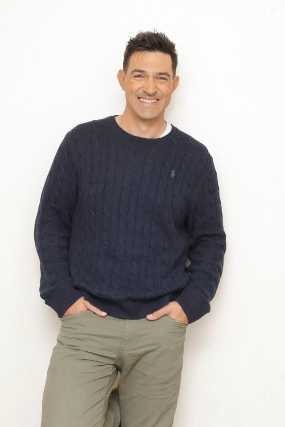 Il s’agit de Jean-Pascal Lacoste, qui souffre de gynecomastie depuis l’enfance.

Exclusif - Jean-Pascal Lacoste - Backstage de l'enregistrement de l'émission "La Grosse Rigolade" présentée par C.Hanouna le 1er décembre qui sera diffusée à 21h10 sur C8 le Jeudi 8 décembre 2022 qui réunira les experts de la blague pour une soirée 100% Darka. © Jack Tribeca / Bestimage