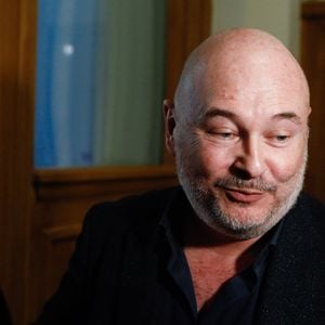 Suspendu de l'antenne après une enquête pour viol, Sébastien Cauet réclame en justice son retour sur NRJ au tribunal de commerce de Paris, France, le 18 mars 2024. L'animateur de radio a assigné la station en justice pour exiger son retour sur les ondes. L'animateur, suspendu depuis novembre dernier de l'antenne de NRJ, fait désormais l'objet d'au moins 5 plaintes pour viol ou agression sexuelle. © Christiophe Clovis/Bestimage