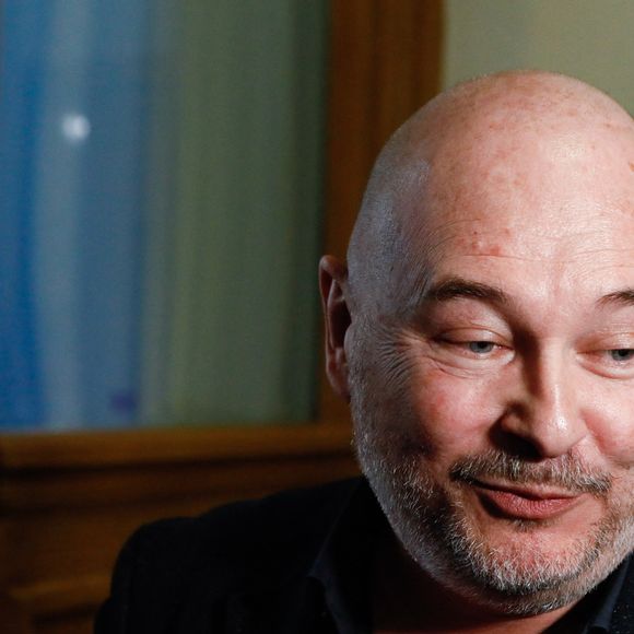 Suspendu de l'antenne après une enquête pour viol, Sébastien Cauet réclame en justice son retour sur NRJ au tribunal de commerce de Paris, France, le 18 mars 2024. L'animateur de radio a assigné la station en justice pour exiger son retour sur les ondes. L'animateur, suspendu depuis novembre dernier de l'antenne de NRJ, fait désormais l'objet d'au moins 5 plaintes pour viol ou agression sexuelle. © Christiophe Clovis/Bestimage