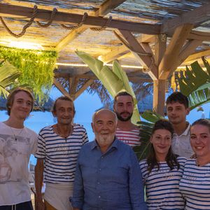 Exclusif - Gérard Jugnot, Maxime Gasteuil - Les Toiles de Ramatuelle présentent en avant-première le film "Y a pas de réseau" de E. Pluvieux avec M. Gasteuil, G.Jugnot et M. Azem au cinéma en plein air sur la plage de Tahiti Beach à Ramatuelle le 23 juillet 2025. © Antoine Tomaselli/Bestimage