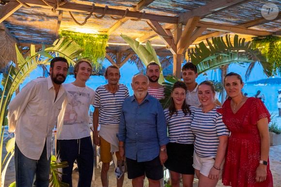 Exclusif - Gérard Jugnot, Maxime Gasteuil - Les Toiles de Ramatuelle présentent en avant-première le film "Y a pas de réseau" de E. Pluvieux avec M. Gasteuil, G.Jugnot et M. Azem au cinéma en plein air sur la plage de Tahiti Beach à Ramatuelle le 23 juillet 2025. © Antoine Tomaselli/Bestimage