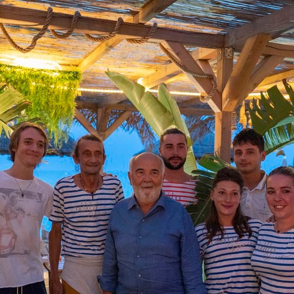 Exclusif - Gérard Jugnot, Maxime Gasteuil - Les Toiles de Ramatuelle présentent en avant-première le film "Y a pas de réseau" de E. Pluvieux avec M. Gasteuil, G.Jugnot et M. Azem au cinéma en plein air sur la plage de Tahiti Beach à Ramatuelle le 23 juillet 2025. © Antoine Tomaselli/Bestimage