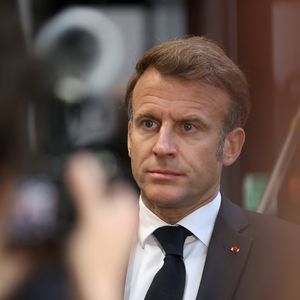 En amont de la 8ème edition du Sommet Choose France, le président de la République française Emmanuel Macron lors de la visite de l'usine Daimler Buses (site de production d'autobus, autocar Mercedes Benz et Setra de Daimler Buses, filiale francaise du groupe allemand Daimler Truck), à Ligny-en-Barrois, dans la Meuse, France, le 19 mai 2025.  © Frred Marvaux/Pool/Bestimage