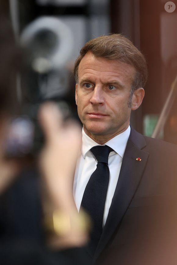 En amont de la 8ème edition du Sommet Choose France, le président de la République française Emmanuel Macron lors de la visite de l'usine Daimler Buses (site de production d'autobus, autocar Mercedes Benz et Setra de Daimler Buses, filiale francaise du groupe allemand Daimler Truck), à Ligny-en-Barrois, dans la Meuse, France, le 19 mai 2025.  © Frred Marvaux/Pool/Bestimage