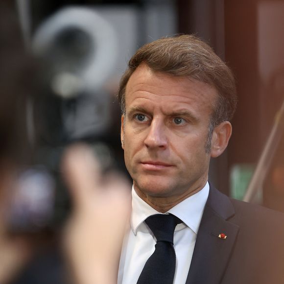 En amont de la 8ème edition du Sommet Choose France, le président de la République française Emmanuel Macron lors de la visite de l'usine Daimler Buses (site de production d'autobus, autocar Mercedes Benz et Setra de Daimler Buses, filiale francaise du groupe allemand Daimler Truck), à Ligny-en-Barrois, dans la Meuse, France, le 19 mai 2025.  © Frred Marvaux/Pool/Bestimage