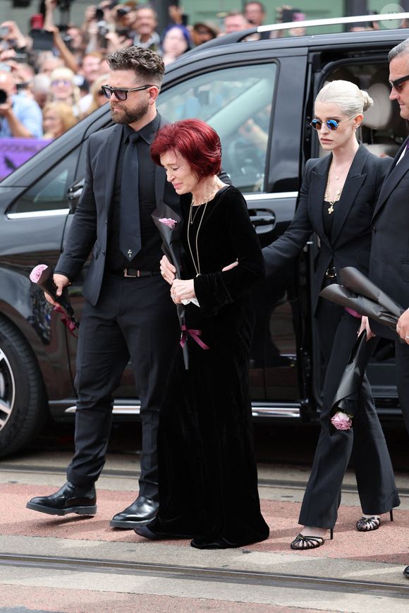 Sharon Osbourne, Jack Osbourne et Kelly Osbourne lors de la procession funéraire à Birmingham. Le cortège funèbre d'Ozzy Osbourne passe devant le Black Sabbath Bridge à Birmingham, Royaume-Uni le mercredi 30 juillet 2025. Photo de Stephen Lock/I-Images/ABACAPRESS.COM