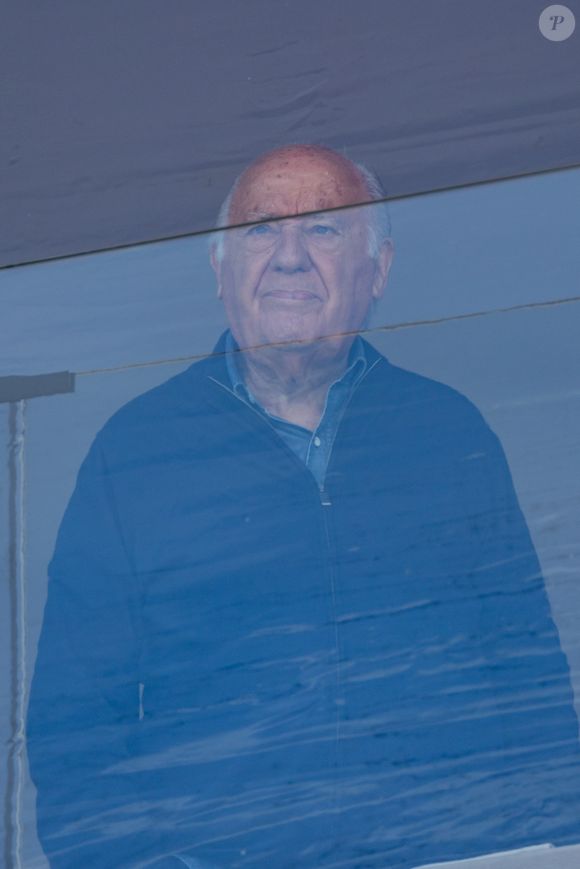 BGUK_2975553 - a coruna, espagne - L'homme d'affaires milliardaire espagnol Amancio Ortega profite d'une journée en famille pour regarder les chevaux faire du saut d'obstacles au centre équestre Casas Novas avec sa fille Marta Ortega et son partenaire Carlos Torretta à La Corogne, en Espagne.



Sur la photo : Amancio Ortega