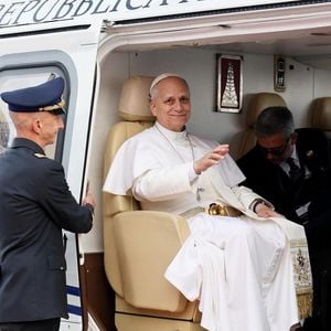 Après cette matinée, le souverain pontife a partagé un déjeuner avec l’archevêque de Monaco.

Départ du pape Léon XIV de l'héliport de Monaco en présence du prince Albert II et de la prince Charlène - Visite historique en principauté du pape Léon XIV - Monaco le 28 mars 2026.
© Dominique Jacovides - Bruno Bebert / Bestimage