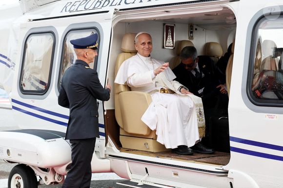 Après cette matinée, le souverain pontife a partagé un déjeuner avec l’archevêque de Monaco.

Départ du pape Léon XIV de l'héliport de Monaco en présence du prince Albert II et de la prince Charlène - Visite historique en principauté du pape Léon XIV - Monaco le 28 mars 2026.
© Dominique Jacovides - Bruno Bebert / Bestimage