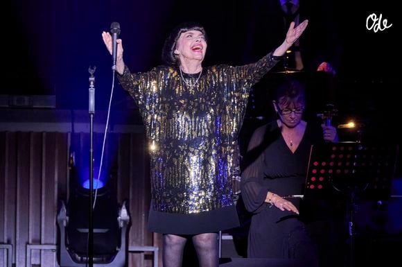 Surnommée le "moineau d’Avignon", elle est ensuite devenue une immense star outre-Rhin.

La chanteuse Francaise Mireille Mathieu en direct lors d'un concert de sa tournée d'adieu Goodbye my Love Goodbye au Kuppelsaal de Hanovre - 30/10/2024