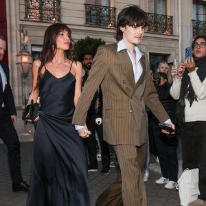 Cruz Beckham et sa compagne Jackie Apostel sortent de l'hôtel La Réserve Paris - Hotel and Spa pour se rendre au défilé de Victoria en marge de la Fashion Week de Paris (PFW), à Paris, France, le 7 mars 2025. © Cyril Moreau/Bestimage