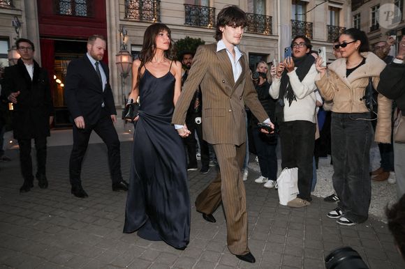 Cruz Beckham et sa compagne Jackie Apostel sortent de l'hôtel La Réserve Paris - Hotel and Spa pour se rendre au défilé de Victoria en marge de la Fashion Week de Paris (PFW), à Paris, France, le 7 mars 2025. © Cyril Moreau/Bestimage