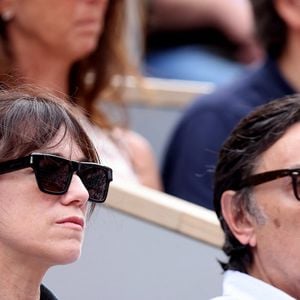 Yvan Attal et sa compagne Charlotte Gainsbourg - Célébrités en tribunes des Internationaux de France de tennis de Roland Garros 2023 à Paris le 11 juin 2023. © Jacovides-Moreau/Bestimage