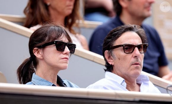 Yvan Attal et sa compagne Charlotte Gainsbourg - Célébrités en tribunes des Internationaux de France de tennis de Roland Garros 2023 à Paris le 11 juin 2023. © Jacovides-Moreau/Bestimage