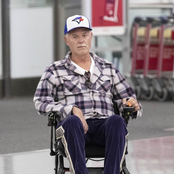 Eric Dane est aperçu dans un fauteuil roulant alors qu'il quitte l'aéroport international de Toronto. Photo par The ImageDirect / Bestimage