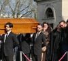 “Une gerbe très isolée, presque incongrue en haut des marches du crématorium”, comme le décrit Le Parisien
Milla Savarese, la fille de la défunte, le veuf Michel Ferracci et ses fils Enzo Ferracci et Maël Ferracci à la sortie des obsèques d'Emilie Dequenne au cimetière Père Lachaise à Paris, France, le 26 mars 2025. © Cyril Moreau/Bestimage