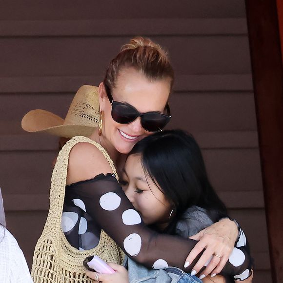 Exclusif - Laeticia Hallyday accompagnée de son compagnon Frédéric Suant et de sa fille Joy sont aller accueillir Jade à l'aéroport de Saint-Barthélemy-Rémy-de-Haenen où tout le monde se retrouve pour le 50ème anniversaire de Laeticia, à Saint-Jean, Saint-Barthélémy, Antilles françaises, France, le 15 mars 2025.
