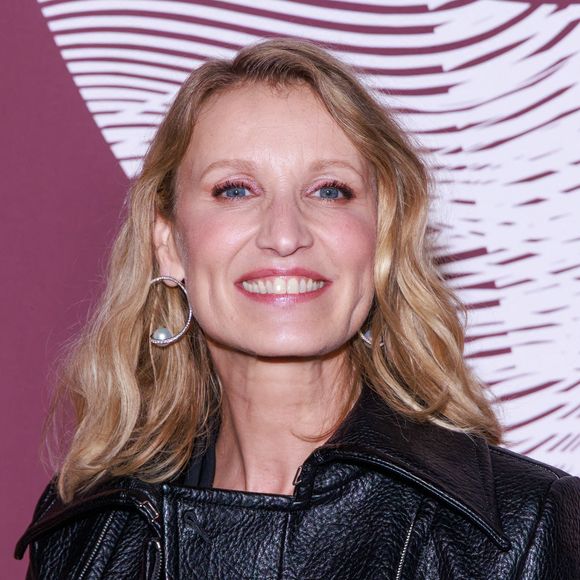 A 54 ans, Alexandra Lamy est un visage qui compte dans le paysage cinématographique français...

Alexandra Lamy pose à son arrivée au dîner de gala suivant la 51e cérémonie des César, qui s'est tenu au Fouquet's, restaurant emblématique de Paris. Photo par Boyer David/Abaca