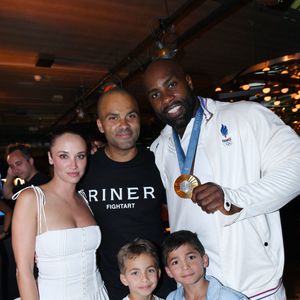 Il adore le ping-pong

Exclusif - Prix Spécial - No Web - Tony Parker avec sa compagne Agathe Teyssier et ses enfants Josh et Liam, Teddy Riner - Teddy Riner fête son titre de champion Olympique de judo +100KG au restaurant "Podium" du groupe (Les bistrots Pas Parisiens) à Paris le 2 aout 2024. © Rachid Bellak/Bestimage