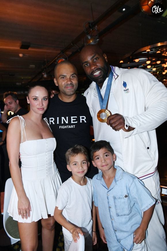 Il adore le ping-pong

Exclusif - Prix Spécial - No Web - Tony Parker avec sa compagne Agathe Teyssier et ses enfants Josh et Liam, Teddy Riner - Teddy Riner fête son titre de champion Olympique de judo +100KG au restaurant "Podium" du groupe (Les bistrots Pas Parisiens) à Paris le 2 aout 2024. © Rachid Bellak/Bestimage