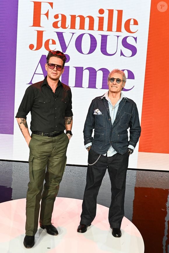 Exclusif - Gérard Lanvin et son fils Manu Lanvin lors du backstage de l'enregistrement de l'émission "Famille je vous aime" présentée par M. Drucker et qui sera diffusée le 13 juin 2025 sur France 3, aux Studios rive gauche à Paris, France, le 15 avril 2025. © Clovis-Gaffiot/Bestimage
Tout au long de sa carrière, Michel Drucker a interviewé les parents de ses invités pour comprendre leur parcours. Il a tissé des liens avec chacune de leur famille. Voilà comment est née l'idée de " Famille je vous aime ".

Cette émission diffusée en prime time sur France 3, entre la Fête des Mères et la Fête des Pères, a pour thème principal la transmission.

La famille a toujours inspiré les artistes que ce soit en chanson ou en humour. Gad Elmaleh, le parrain de cette première émission sera accompagné de Régine et David, ses parents. Il y aura également Dany Brillant, Anne Roumanoff, Roman Doduick et leur maman, Michèle Bernier, Laurent Voulzy, Gérard Lanvin, Louis Chedid, Michel et Beatrice Leeb et leurs enfants, mais aussi David Hallyday et Olivier de Benoist dont les récents spectacles abordent ce sujet.

Entre émotion et fous rires, nous n'avons pas fini d'aimer ces drôles de Familles !