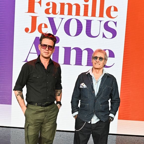 Exclusif - Gérard Lanvin et son fils Manu Lanvin lors du backstage de l'enregistrement de l'émission "Famille je vous aime" présentée par M. Drucker et qui sera diffusée le 13 juin 2025 sur France 3, aux Studios rive gauche à Paris, France, le 15 avril 2025. © Clovis-Gaffiot/Bestimage
Tout au long de sa carrière, Michel Drucker a interviewé les parents de ses invités pour comprendre leur parcours. Il a tissé des liens avec chacune de leur famille. Voilà comment est née l'idée de " Famille je vous aime ".

Cette émission diffusée en prime time sur France 3, entre la Fête des Mères et la Fête des Pères, a pour thème principal la transmission.

La famille a toujours inspiré les artistes que ce soit en chanson ou en humour. Gad Elmaleh, le parrain de cette première émission sera accompagné de Régine et David, ses parents. Il y aura également Dany Brillant, Anne Roumanoff, Roman Doduick et leur maman, Michèle Bernier, Laurent Voulzy, Gérard Lanvin, Louis Chedid, Michel et Beatrice Leeb et leurs enfants, mais aussi David Hallyday et Olivier de Benoist dont les récents spectacles abordent ce sujet.

Entre émotion et fous rires, nous n'avons pas fini d'aimer ces drôles de Familles !