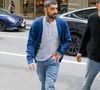 Le mème jour le chanteur sortiat son nouvel album intitulé "Konnakol". 
EXCLUSIF New York City, NY Zayn Malik est élégant avec un cardigan bleu marine, un tee-shirt bleu à rayures et un jean alors qu'il sort à New York City. C'est aujourd'hui que sort son nouveau single Sideways, extrait de son cinquième album studio, KONNAKOL.
Backgrid USA / Bestimage
