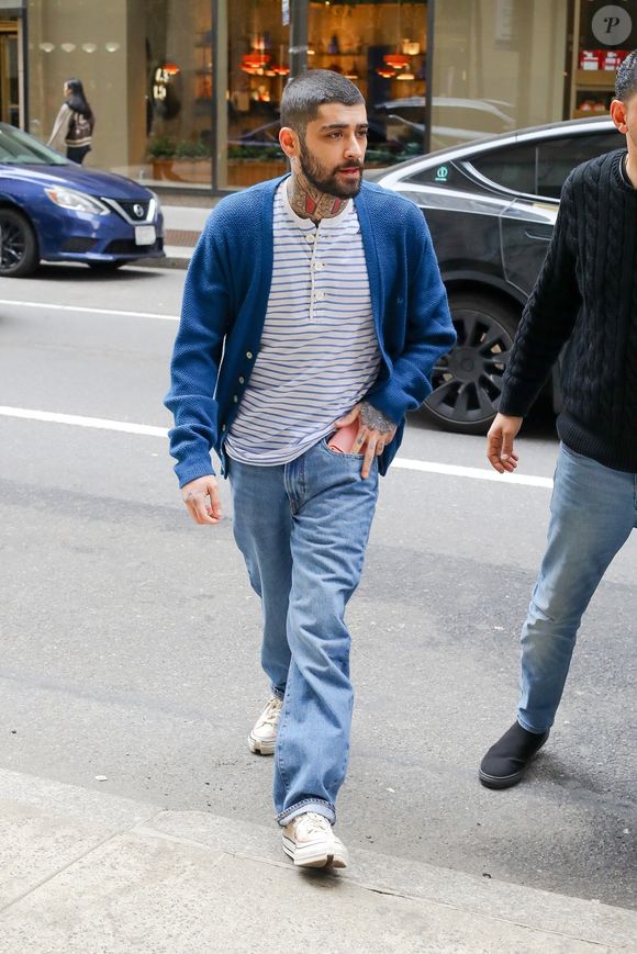 Le mème jour le chanteur sortiat son nouvel album intitulé "Konnakol". 
EXCLUSIF New York City, NY Zayn Malik est élégant avec un cardigan bleu marine, un tee-shirt bleu à rayures et un jean alors qu'il sort à New York City. C'est aujourd'hui que sort son nouveau single Sideways, extrait de son cinquième album studio, KONNAKOL.
Backgrid USA / Bestimage