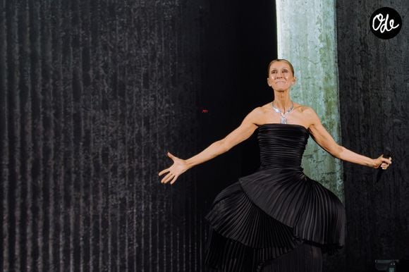 Céline Dion a emmené toute sa famille, chien compris, à Paris pendant deux mois.

Céline Dion à la Plénitude Arena à Paris La Défense le 12 septembre 2026. Copyright : Agence / Bestimage