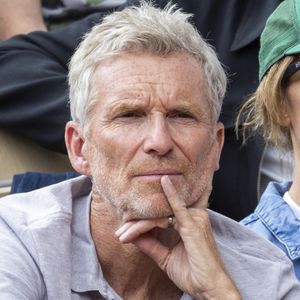 Denis Brogniart - Célébrités dans les tribunes des internationaux de France de Roland Garros à Paris le 30 mai 2022. © Cyril Moreau - Dominique Jacovides/Bestimage