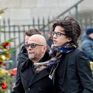 Pascal Obispo et son fils Sean - Sorties de l'église de la Madeleine après les obsèques de Johnny Hallyday à Paris, le 9 décembre 2017.
© Coadic Guirec/Bestimage