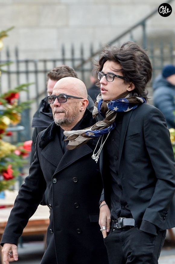 Pascal Obispo et son fils Sean - Sorties de l'église de la Madeleine après les obsèques de Johnny Hallyday à Paris, le 9 décembre 2017. 

© Coadic Guirec/Bestimage