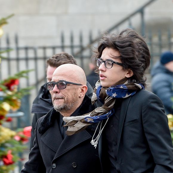 Pascal Obispo et son fils Sean - Sorties de l'église de la Madeleine après les obsèques de Johnny Hallyday à Paris, le 9 décembre 2017. 

© Coadic Guirec/Bestimage