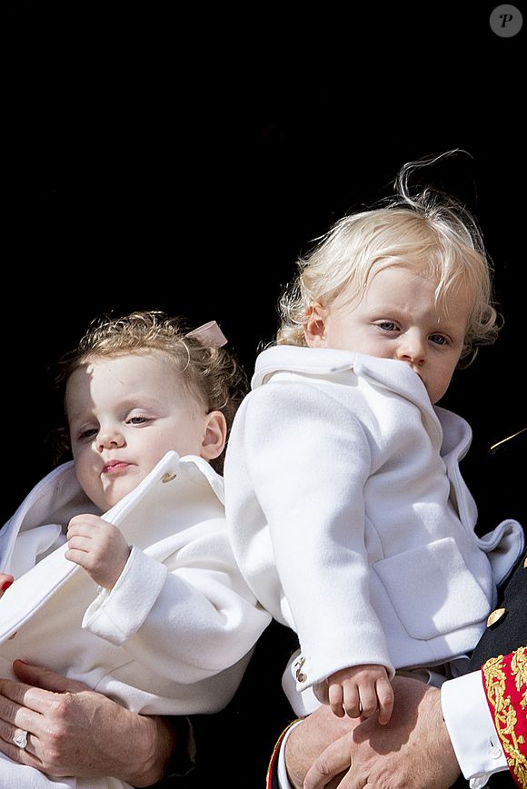 Le Prince Albert II de Monaco, la Princesse Charlène et leurs jumeaux la Princesse Gabriella et le Prince Jacques apparaissent au balcon du Palais Grimaldi dans le cadre des célébrations de la Fête Nationale de Monaco également connue sous le nom de Fête du Prince Souverain, à Monaco le 19 novembre 2016. Photo Robin Utrecht/ABACARESS.COM