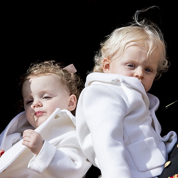 Le Prince Albert II de Monaco, la Princesse Charlène et leurs jumeaux la Princesse Gabriella et le Prince Jacques apparaissent au balcon du Palais Grimaldi dans le cadre des célébrations de la Fête Nationale de Monaco également connue sous le nom de Fête du Prince Souverain, à Monaco le 19 novembre 2016. Photo Robin Utrecht/ABACARESS.COM