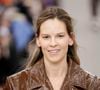 Cette heureuse nouvelle a suscité de nombreuses félicitations, mais aussi des critiques concernant son âge.

Hilary Swank - Défilé "Miu Miu" printemps/été 2025 lors de la Fashion Week de Paris (PFW) le 1er octobre 2024. Photo par Agence / Bestimage