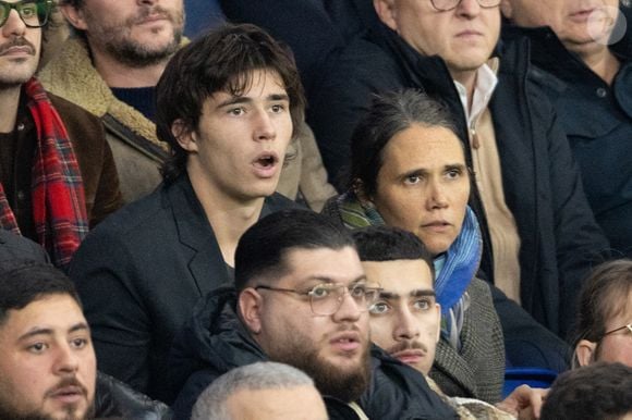 Ils étaient venus soutenir le PSG face au Bayern Munich.


Jeanne Herry et son fils Antoine - Célébrités dans les tribunes du match de Ligue des Champions entre le PSG contre le Bayern de Munich (1-2) au Parc des Princes à Paris le 4 novembre 2025. © Cyril Moreau/Bestimage
