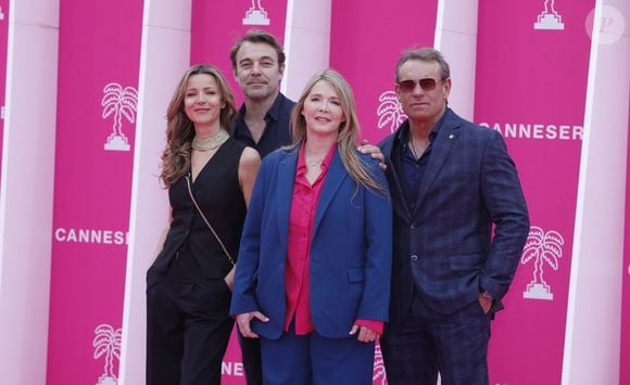 Laure Guibert, Patrick Puydebat, Hélène Rollès et Tom Schacht ( Les mystères de L'amour) - Soirée d'ouverture de CanneSeries Saison 6 au Palais des Festivals de Cannes le 14 Avril 2023. 

© Denis Guignebourg/Bestimage