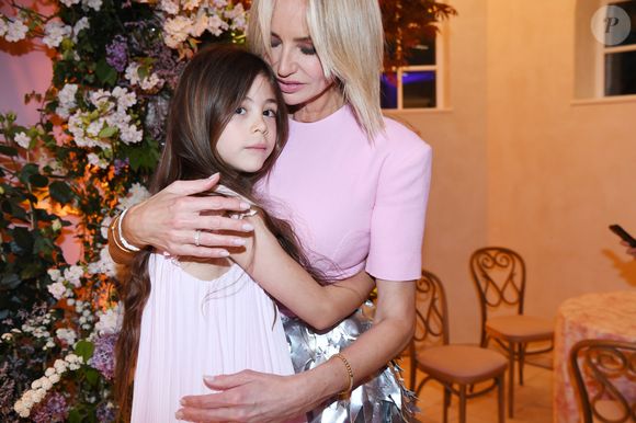 Adriana Karembeu avec sa fille Nina - A l'occasion de la fête des Mères, Adriana Karembeu et Lenôtre s'associent pour créer l'entremets "Nina" au Pré Catelan à Paris le 29 avril 2025.
Cette création à quatre mains est le fruit d'une complicité artistique entre Adriana Karembeu, icône internationale de la mode, ambassadrice engagée, maman au grand cœur et Étienne Leroy Chef Patissier Lenôtre el Champion du Monde de la Pâtisserie.
Pensé comme une rose à offrir, l'entremets « Nina » est symbole de tendresse, de lien et de partage. Cette co-création soutient la Croix-Rouge française, 5% des bénéfices seront reversés à l'association, auprès de laquelle Adriana Karembeu est ambassadrice depuis plus de 25 ans. © Rachid Bellak/Bestimage