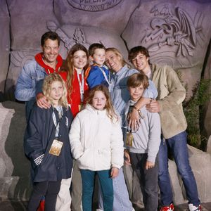 Exclusif - Elodie Gossuin et son mari Bertrand Lacherie en famille avec leur 4 enfants et leur neveu.
Bertrand Lacherie, Rose, le neuveu d'Elodie Lucien, Elodie Gossuin, Jules,
Joséphine, Guest, Léonard lors de l'inauguration du festival Toutatis au Parc Asterix à Plailly le 12 mai 2023.

© Christophe Aubert via Bestimage