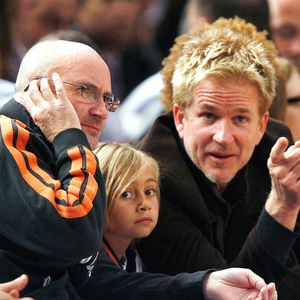 Phil Collins et Matthew Modine regardent les New York Knicks affronter le Miami Heat au Madison Square Garden à New York City, NY, USA, le 29 octobre 2008. Photo Ramey Agency/ABACAPRESS.COM