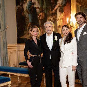 En effet, c'est la violoniste Léa Vandenhelsken, compagne de Frédéric, qui a permis aux liens entre les deux hommes de se resserrer autour de l'art et d'une heureuse naissance.

Mariage religieux pour Serge Lama et Luana Santonino, entourés du fils de Serge Lama Frédéric et de sa femme Léa, à la mairie du 7ème arrondissement de Paris, le 11 février 2021. Crédit Cyril Moreau/Bestimage