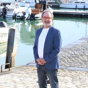 Bruno Solo lors du photocall du 'Nouveau Jour'' lors du 27ème Festival de la Fiction de la Rochelle, France, le 19 septembre 2025. © Denis Guignebourg/Bestimage