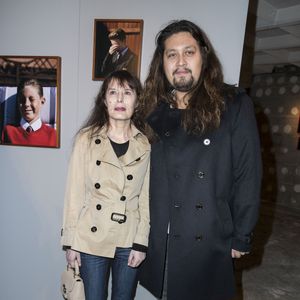Bambou et son fils Lulu Gainsbourg à l'exposition itinérante Burberry "Here we are" dans les anciens locaux du journal Libération à Paris en marge des collections Haute-Couture printemps-été 2018 le 24 janvier 2018. I.Law devient égérie Burberry dans une campagne monde.
© Olivier Borde / Bestimage