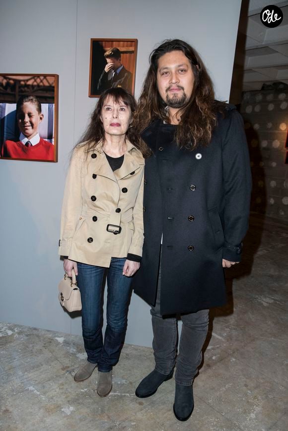 Bambou et son fils Lulu Gainsbourg à l'exposition itinérante Burberry "Here we are" dans les anciens locaux du journal Libération à Paris en marge des collections Haute-Couture printemps-été 2018 le 24 janvier 2018. I.Law devient égérie Burberry dans une campagne monde.
© Olivier Borde / Bestimage