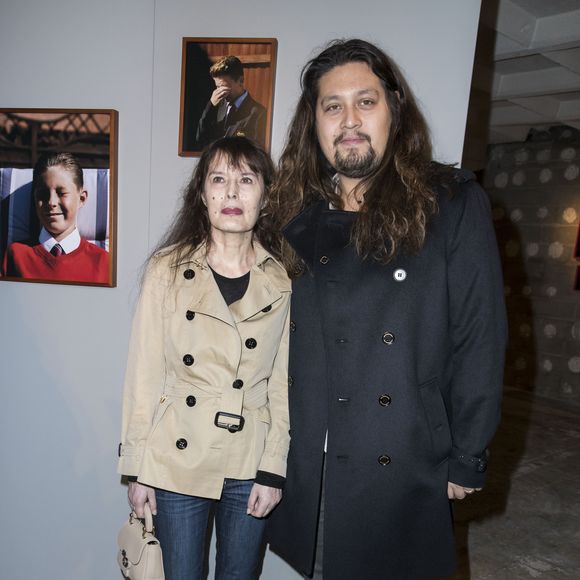 Bambou et son fils Lulu Gainsbourg à l'exposition itinérante Burberry "Here we are" dans les anciens locaux du journal Libération à Paris en marge des collections Haute-Couture printemps-été 2018 le 24 janvier 2018. I.Law devient égérie Burberry dans une campagne monde.
© Olivier Borde / Bestimage