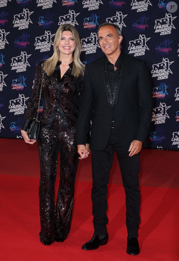Malgré ce deuil, il présentera demain la finale de la "Star Academy" opposant Léa et Ambre.

Nikos Aliagas et sa femme Tina au photocall de la 27ème édition des NRJ Music Awards au palais des Festivals de Cannes, France, le 31 octobre 2025. © Dominique Jacovides/Bestimage