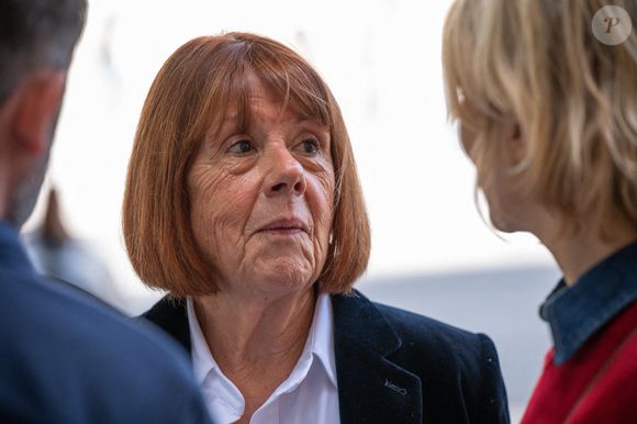 Gisèle Pelicot quitte la cour d'appel à l'heure du déjeuner lors du troisième jour du procès en appel de l'un des co-accusés dans l'affaire dite du viol de Mazan à Nîmes, France, le 8 octobre 2025. Photo par Laurent Coust/ABACAPRESS.COM