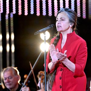 La chanteuse formait le duo iconique des Rita Mitsouko avec son compagnon Fred Chichin, disparu en 2007.

Catherine Ringer - Enregistrement de l'émission "Cannes chante le Cinéma" sur la célèbre plage Macé de Cannes, le 25 mai 2023 lors de la 76ème édition du Festival de Cannes le 25 mai 2023. La diffusion du show se fera sur France 2, le samedi 27 mai après la cérémonie de la remise de la Palme d'Or qui est retransmise en direct depuis le Palais des Festivals. Cette soirée exceptionnelle réunira les plus grands artistes de la musique et du cinéma pour célébrer le 7ème art en musique, offrant ainsi un hommage vibrant au monde du cinéma. Ce concert, qui se déroulera en plein air dans un cadre somptueux, marquera la clôture de la 76e édition du Festival de Cannes.
Les artistes interpréteront en solo ou en duo les plus belles chansons de films français et internationaux, accompagnés par l'Orchestre national de Cannes sous la direction de Benjamin Levy. Parmi les artistes attendus figurent C. and the Queen, S. Pamart, Louane, C. Ringer, T. Dutronc et bien d'autres. Leur performance donnera vie aux musiques emblématiques du cinéma dans un concert unique.
Cet événement exceptionnel sera diffusé sur France 2, le samedi 27 mai à 21h50, permettant ainsi au public de revivre les moments forts de cette soirée magique. Il est à noter que l'entrée est libre dans la limite des places disponibles, avec une réservation préalable requise.
L'événement "Cannes chante le cinéma" promet d'être une soirée mémorable, où les mélodies du cinéma résonneront sous les étoiles de Cannes, créant ainsi une symbiose parfaite entre la musique et le 7ème art. © Bruno Bebert-Tiziano da Silva/Bestimage