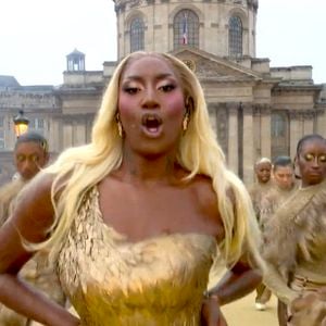 Aya Nakamura et la Garde Républicaine - Cérémonie d'ouverture des Jeux Olympiques (JO) de Paris 2024 le 26 juillet 2024.
© Capture France TV via Bestimage